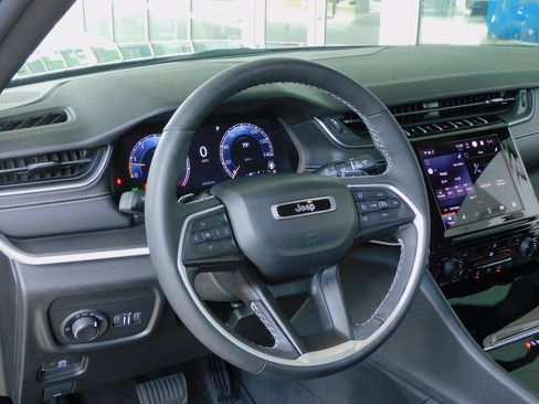 Used 2023 Jeep Grand Cherokee 4WD Laredo image 18