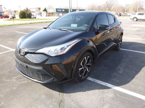 Used 2021 Toyota C-HR XLE image 2