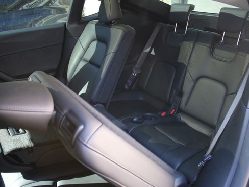 Used 2024 Tesla Model Y Long Range image 3