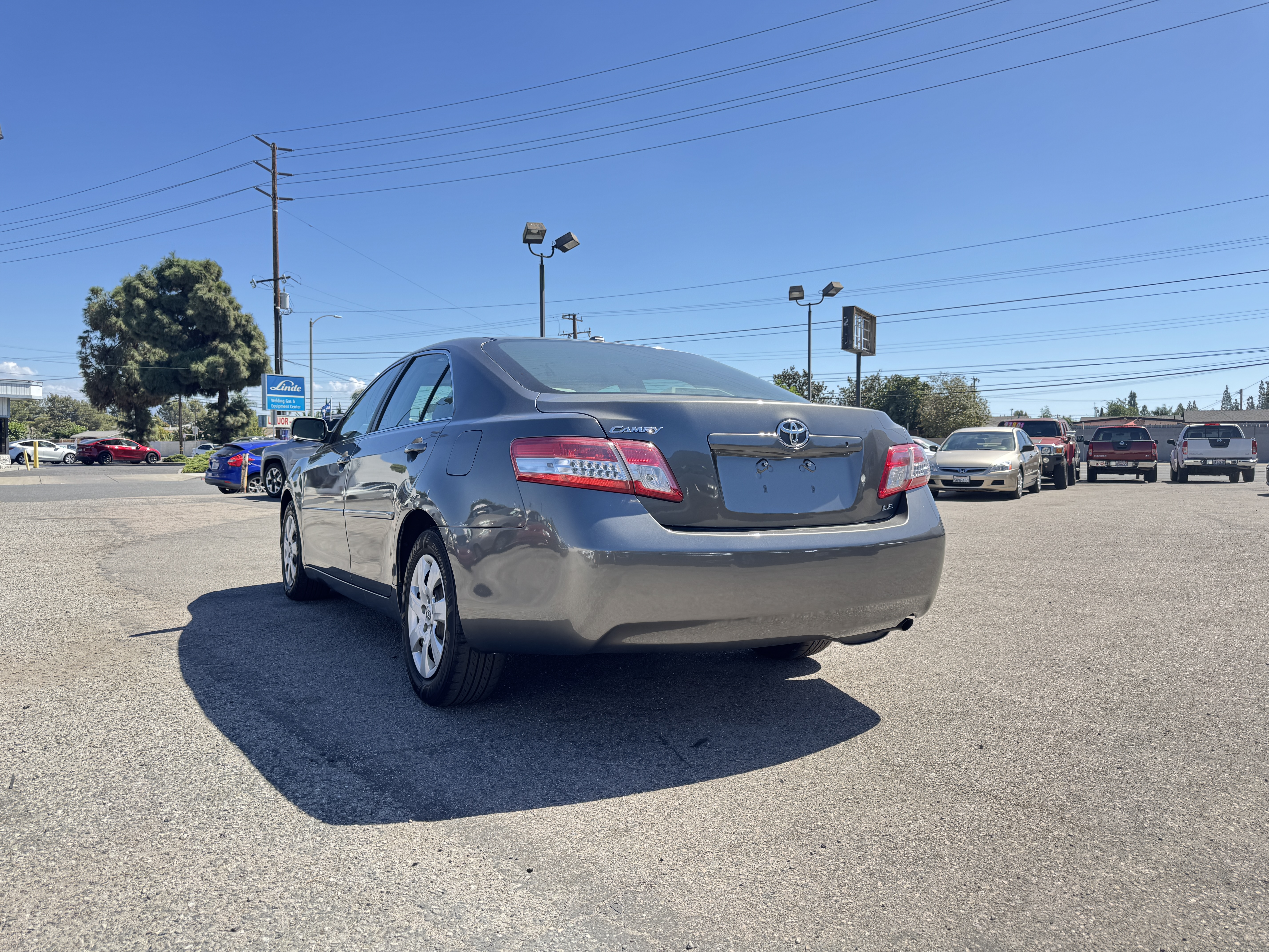 Used 2011 Toyota Camry LE FWD image 6