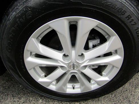 Used 2016 Nissan Rogue SV image 10