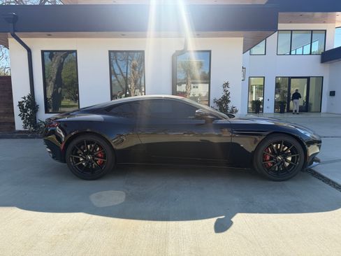 Used 2017 Aston Martin DB11 V12 Coupe RWD image 11