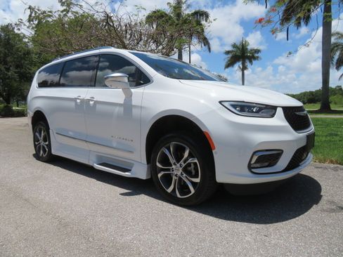 Used 2022 Chrysler Pacifica Pinnacle FWD image 10