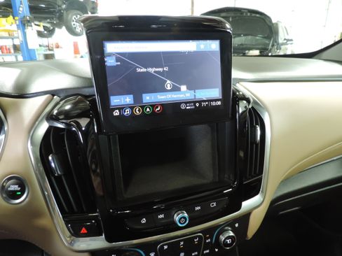 Used 2023 Chevrolet Traverse Premier image 48