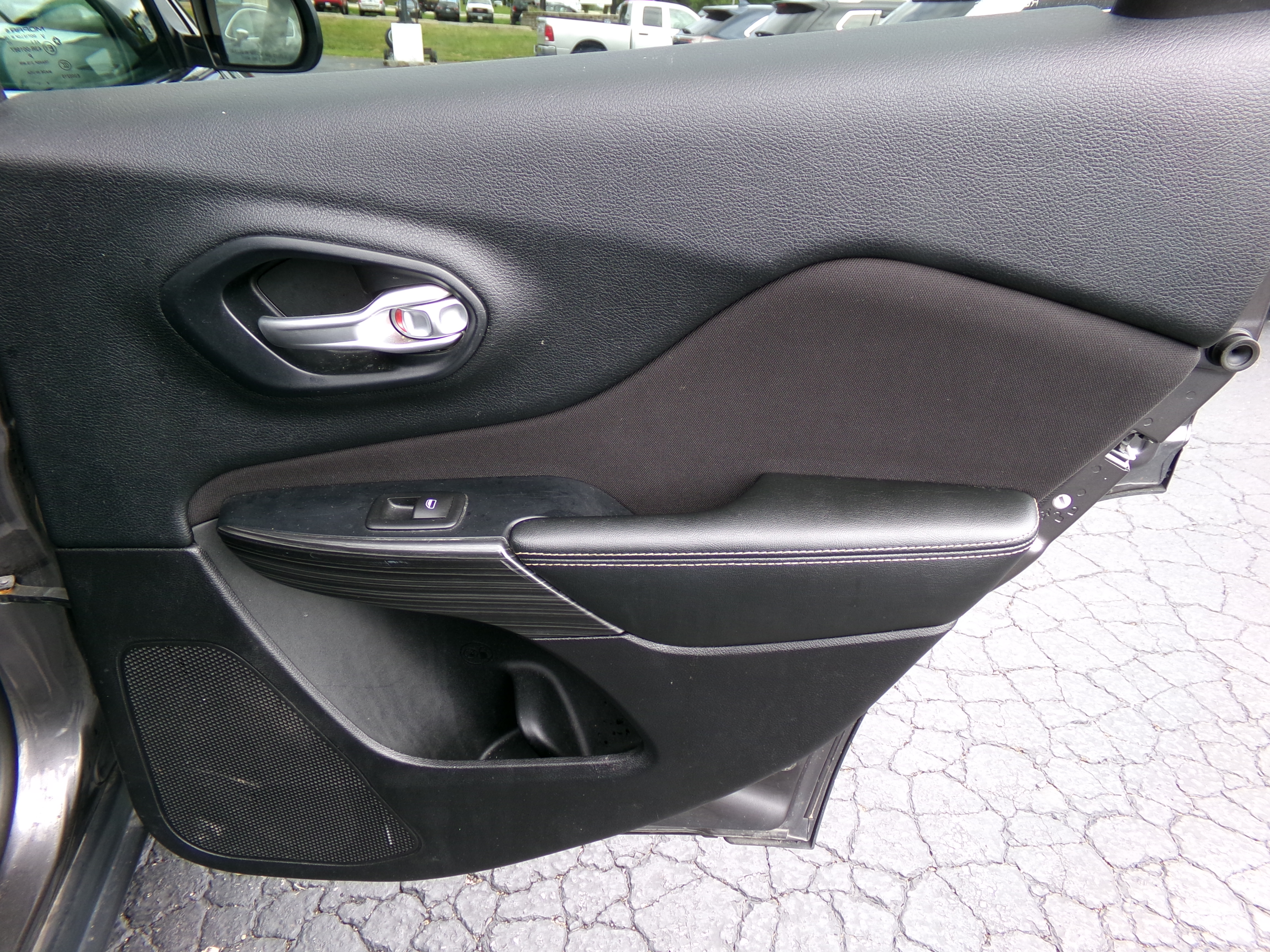 Used 2016 Jeep Cherokee 4WD Latitude image 14