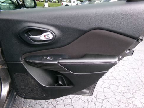 Used 2016 Jeep Cherokee 4WD Latitude image 14