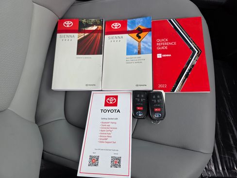 Used 2022 Toyota Sienna XLE image 32