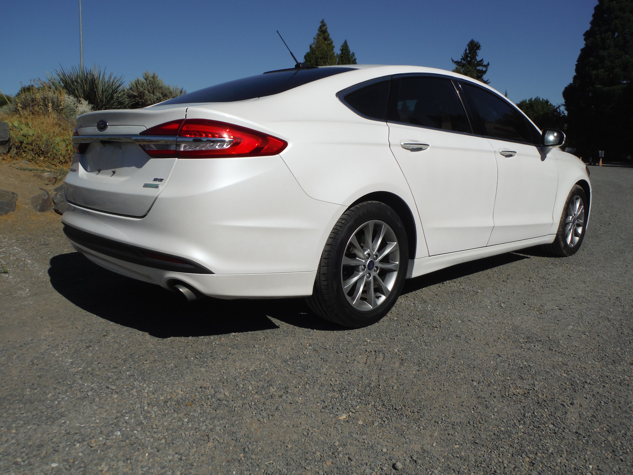 Used 2017 Ford Fusion SE FWD image 4