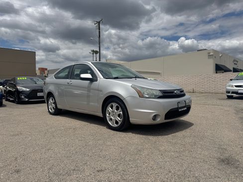 Used 2010 Ford Focus SE Coupe FWD image 11