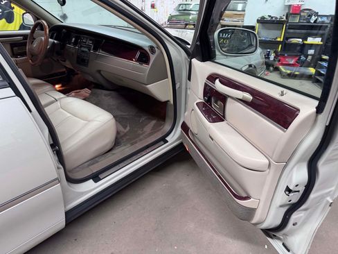 Used 2004 Lincoln Town Car Ultimate image 14