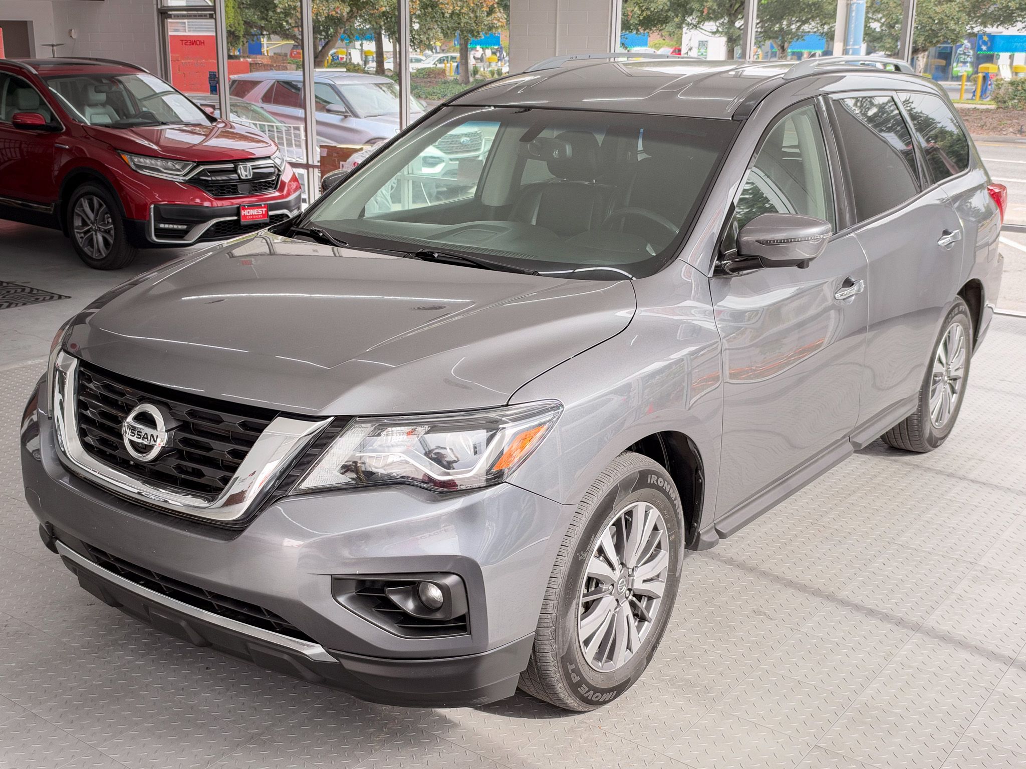 Used 2019 Nissan Pathfinder FWD image 3
