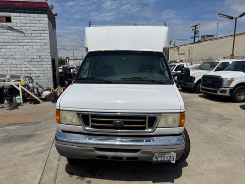 Used 2006 Ford E-350 and Econoline 350 Super Duty RWD image 2
