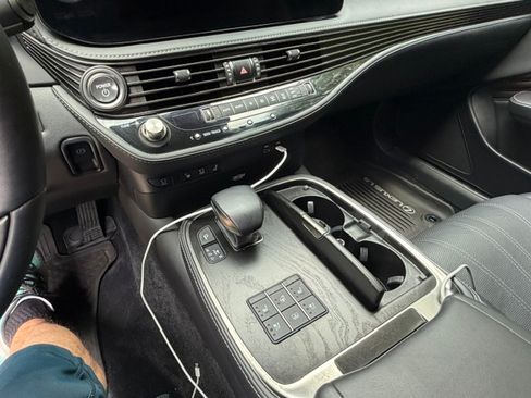 Used 2023 Lexus LS 500h AWD w/ Luxury Package image 19