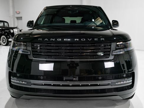 Used 2025 Land Rover Range Rover SE image 3
