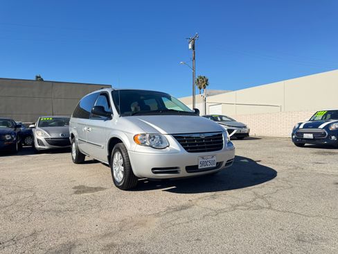 Used 2005 Chrysler Town & Country Touring image 9