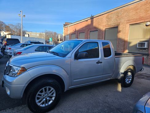Used 2015 Nissan Frontier SV image 2