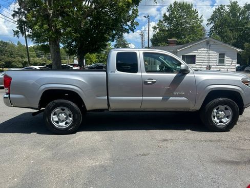 Used 2017 Toyota Tacoma 2WD Access Cab image 6