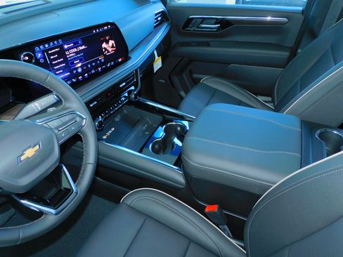 New 2026 Chevrolet Suburban Premier image 22