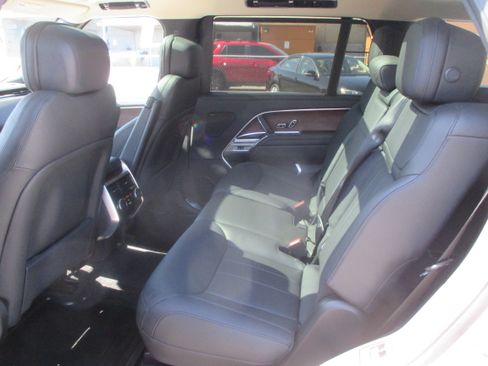 Used 2025 Land Rover Range Rover Long Wheelbase SE image 16