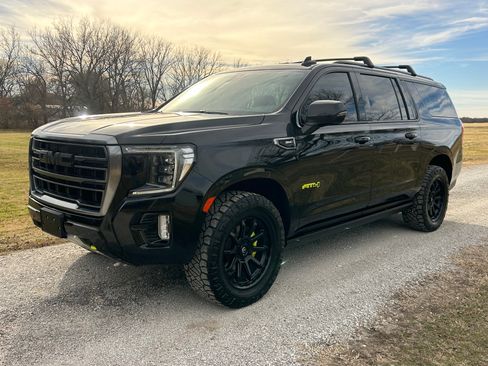 Used 2022 GMC Yukon XL AT4 image 8