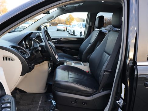 Used 2016 Chrysler Town & Country Touring image 11