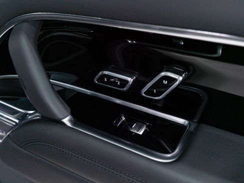 Used 2025 Land Rover Range Rover SE image 71