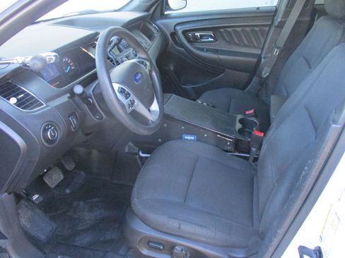 Used 2015 Ford Taurus image 4