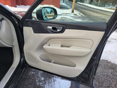 Used 2022 Volvo XC60 B5 Momentum image 18