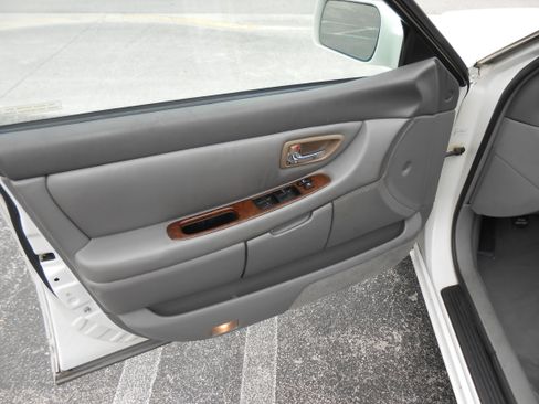 Used 2000 Toyota Avalon XLS image 10