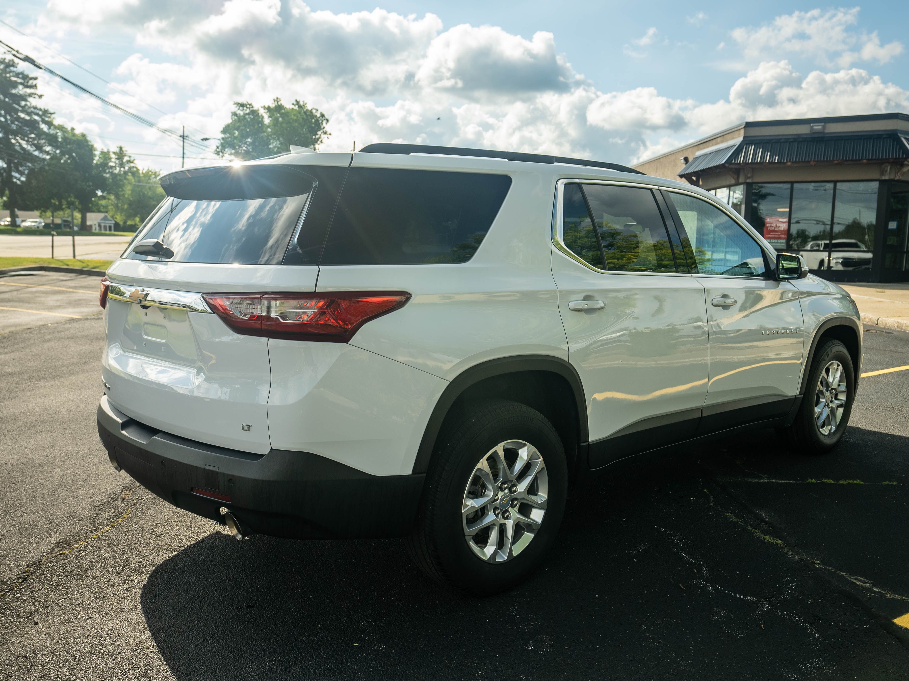 Used 2021 Chevrolet Traverse AWD LT image 4