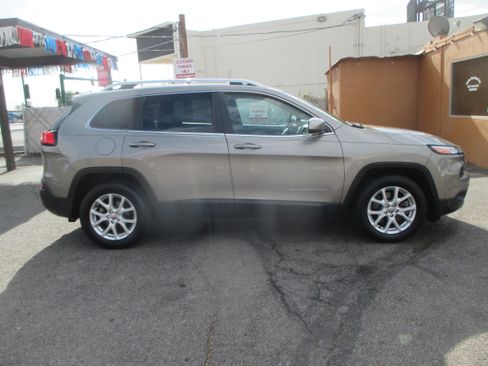 Used 2017 Jeep Cherokee Latitude Plus FWD image 2