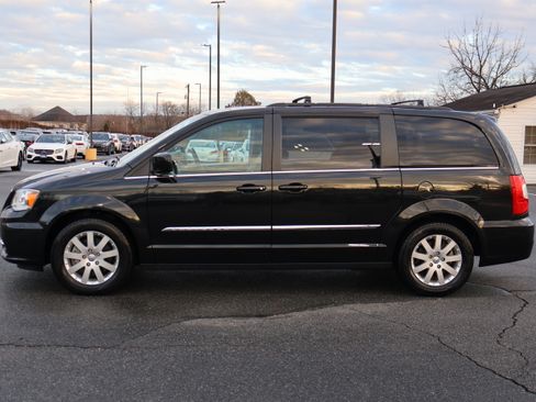 Used 2016 Chrysler Town & Country Touring image 5