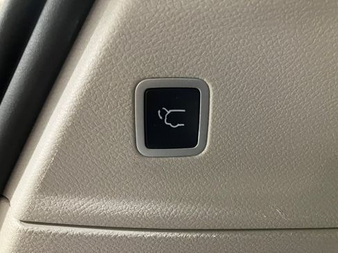 Used 2023 Chrysler Pacifica Touring-L image 24