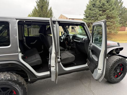 Used 2012 Jeep Wrangler Unlimited Rubicon image 11