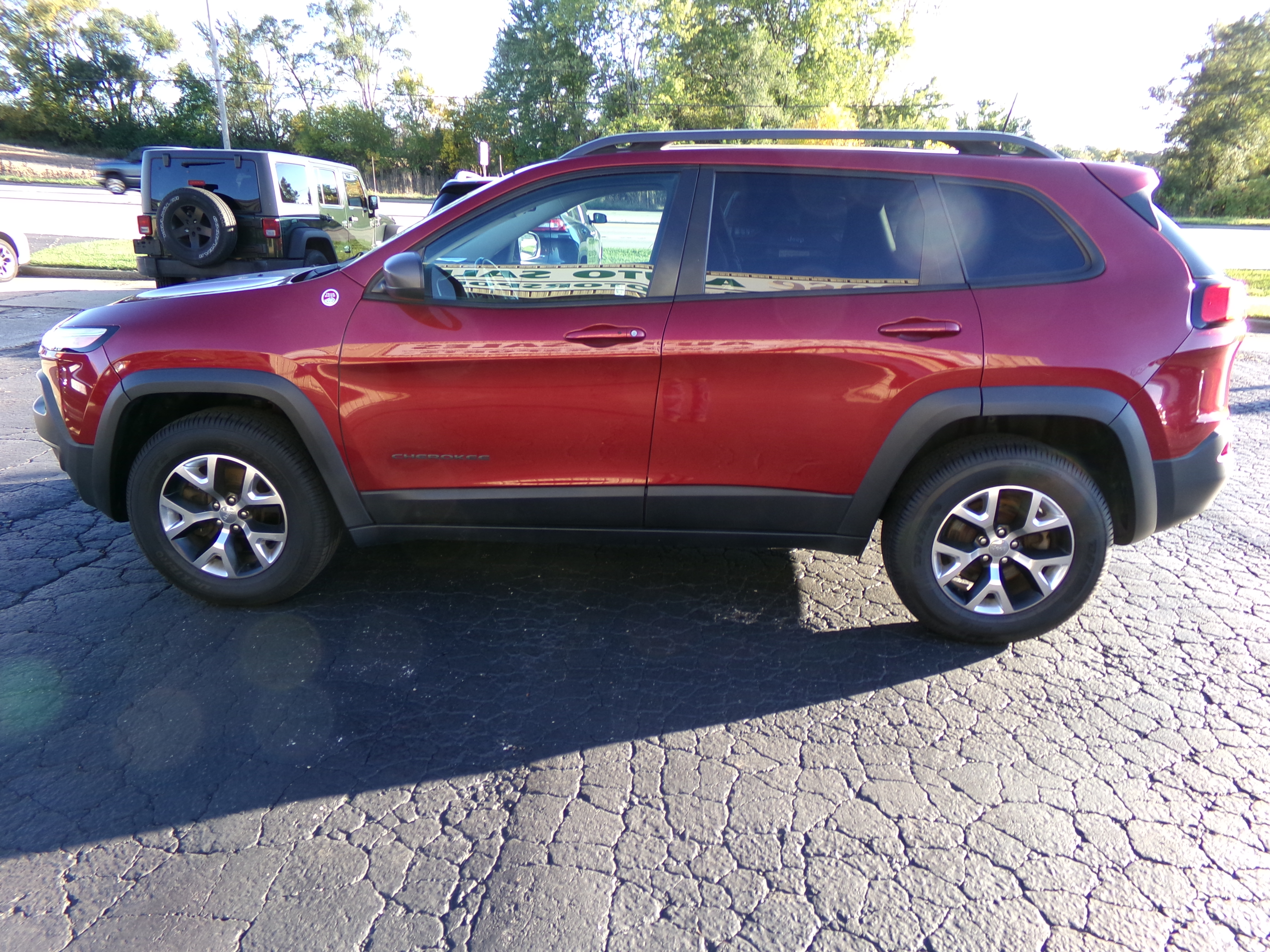 Used 2016 Jeep Cherokee 4WD Trailhawk image 2
