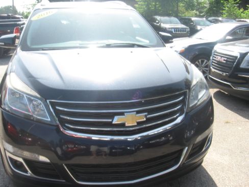 Used 2016 Chevrolet Traverse LT FWD image 2