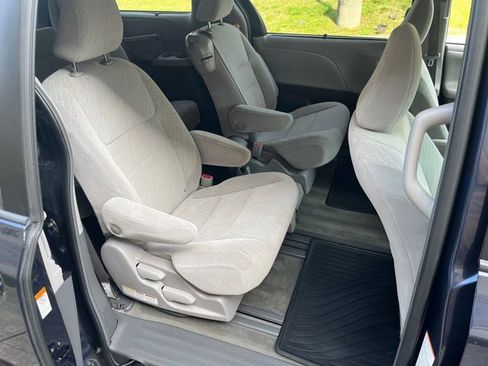 Used 2018 Toyota Sienna LE image 23