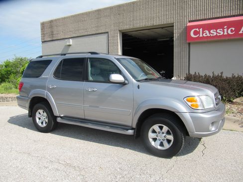 Used 2004 Toyota Sequoia Limited image 1