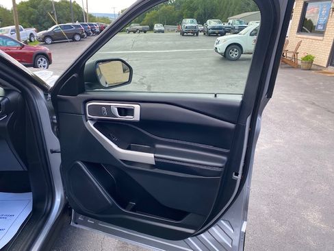 Used 2022 Ford Explorer XLT image 19