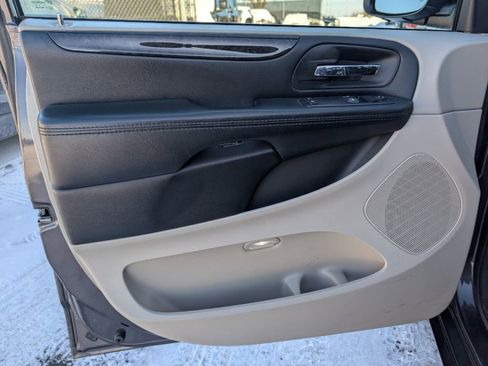 Used 2017 Dodge Grand Caravan SE image 13