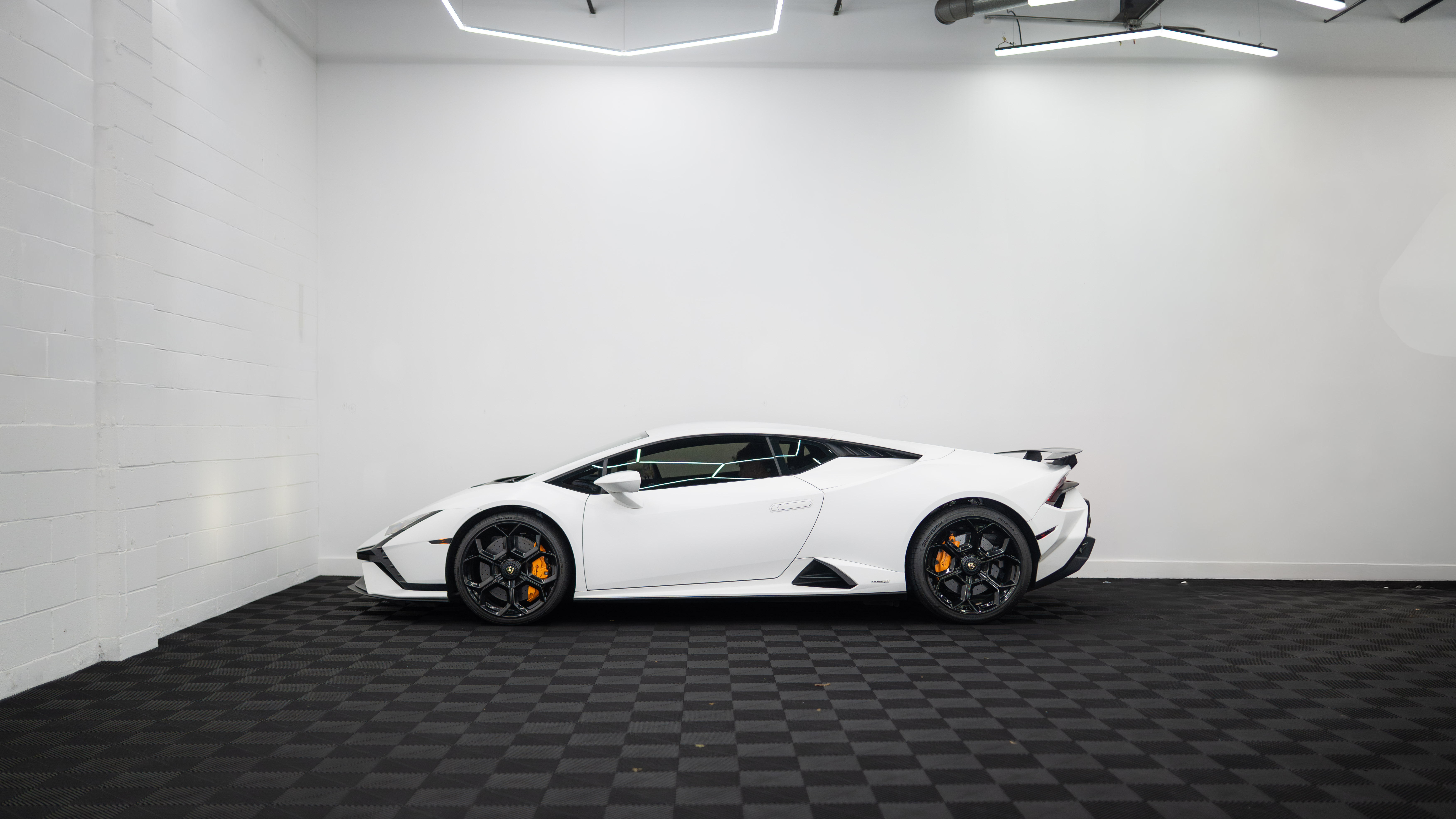 Used 2023 Lamborghini Huracan Tecnica Coupe RWD image 4