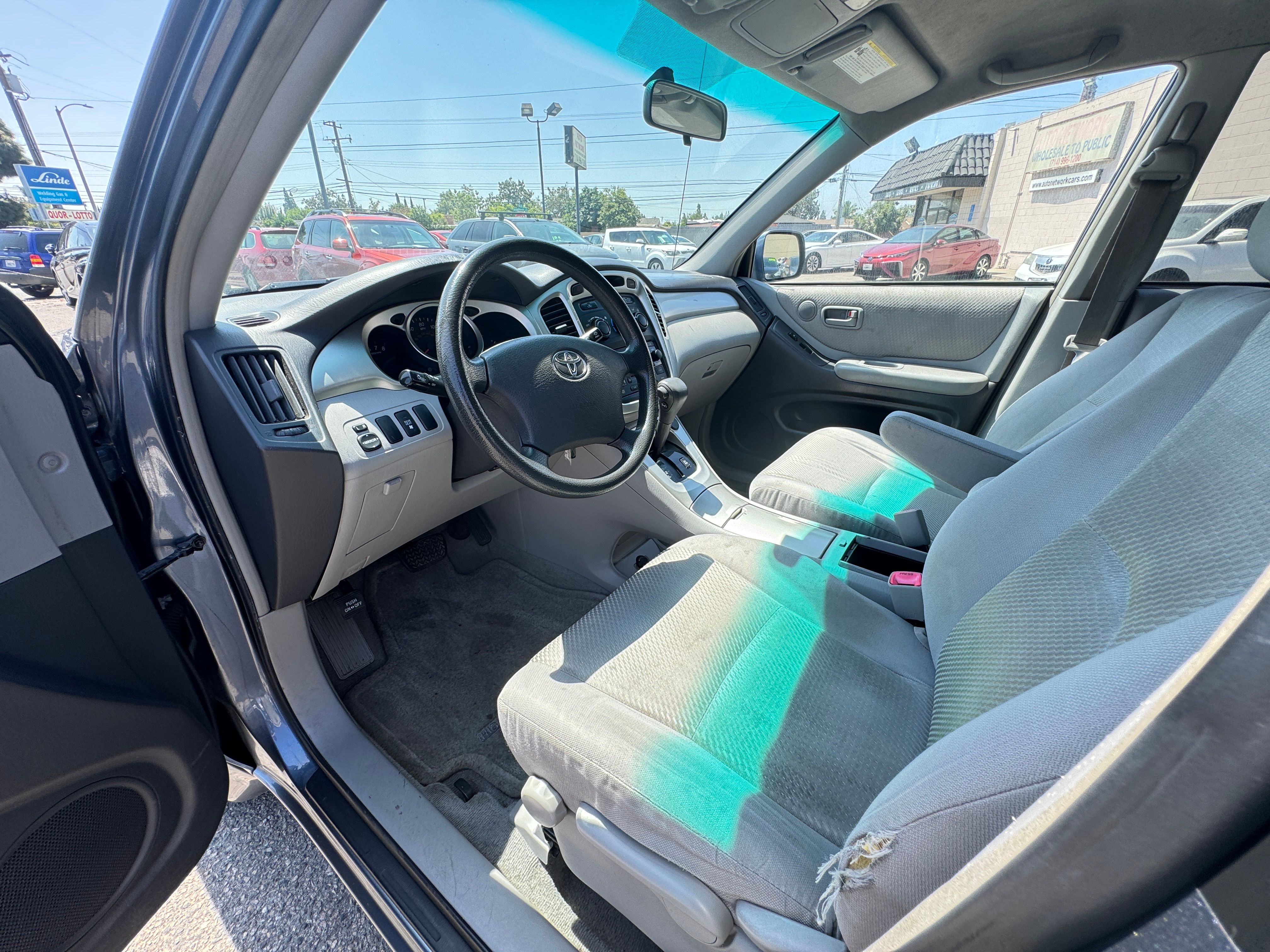 Used 2004 Toyota Highlander w/ 3rd Row FWD image 17