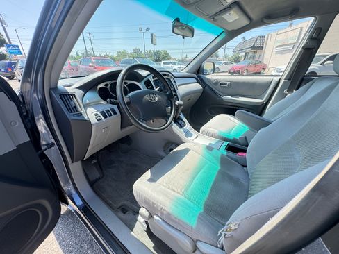 Used 2004 Toyota Highlander w/ 3rd Row FWD image 17
