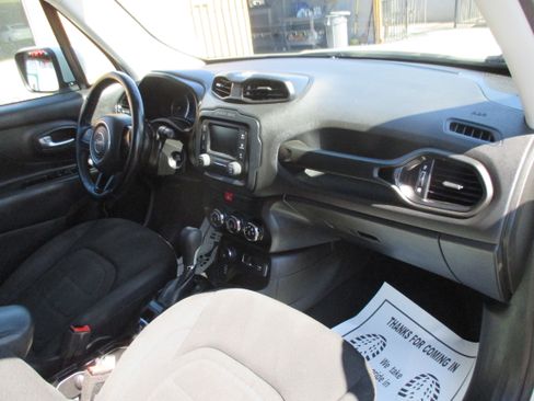 Used 2017 Jeep Renegade 4WD Latitude image 4