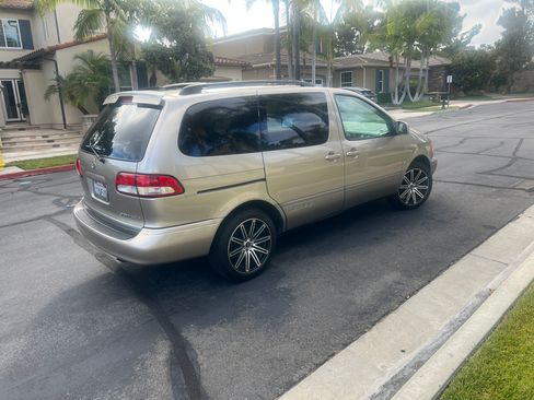 Used 2001 Toyota Sienna XLE FWD image 12