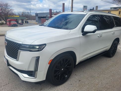 Used 2022 Cadillac Escalade Premium Luxury image 4