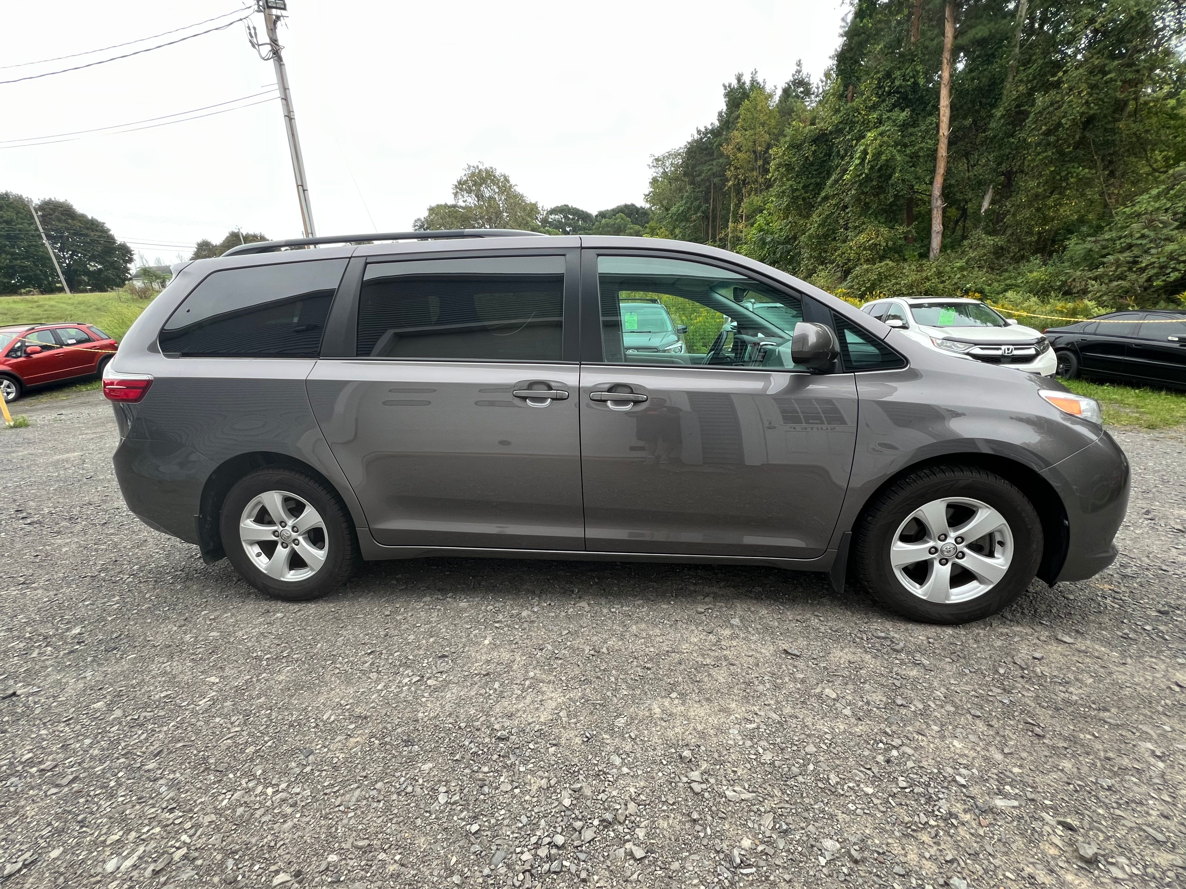 Used 2015 Toyota Sienna LE FWD image 3