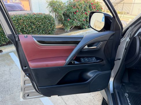 Used 2016 Lexus LX 570 image 21