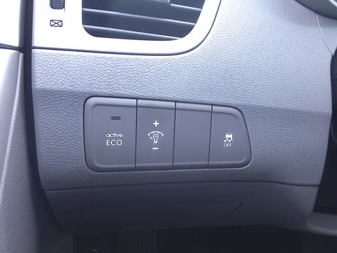 Used 2012 Hyundai Elantra GLS image 24