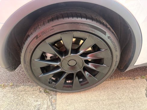 Used 2023 Tesla Model Y AWD image 8
